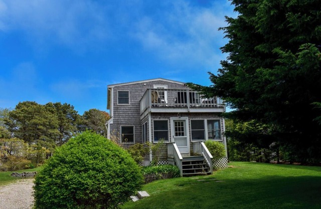 Four bedroom home-Only 500 feet walk to shared/private beach with central ac.