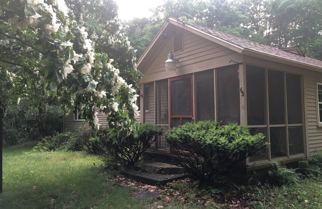 Four Season Woodsy Retreat with Private Pool. Skiing, Hiking, Kayaking