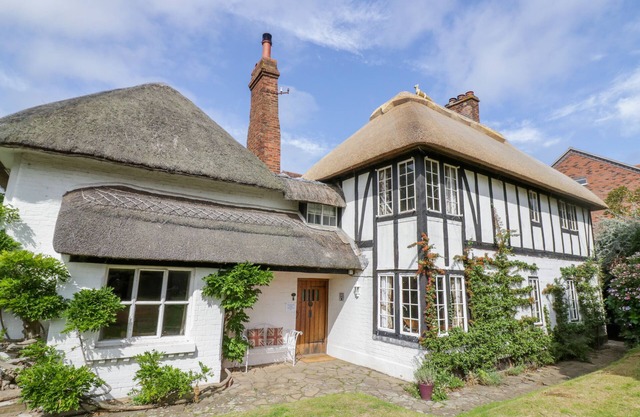 FOX COTTAGE, pet friendly, with open fire in Droitwich Spa