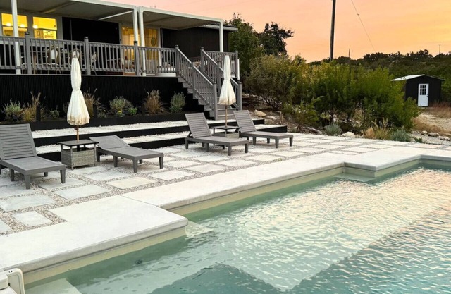 Fox Creek Cottage - Hill Country Retreat with Pool