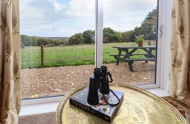 FOX MEADOW, romantic, character holiday cottage in Battle
