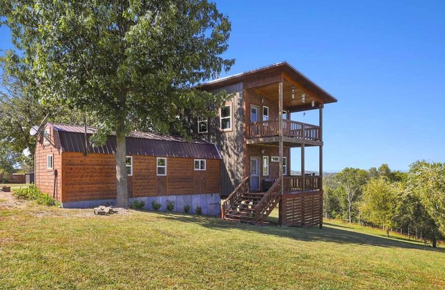 Fox Wood Cabin with Hot Tub family-friendly 50 acres, hot tub, three decks, only 15 min to downtown Eureka!