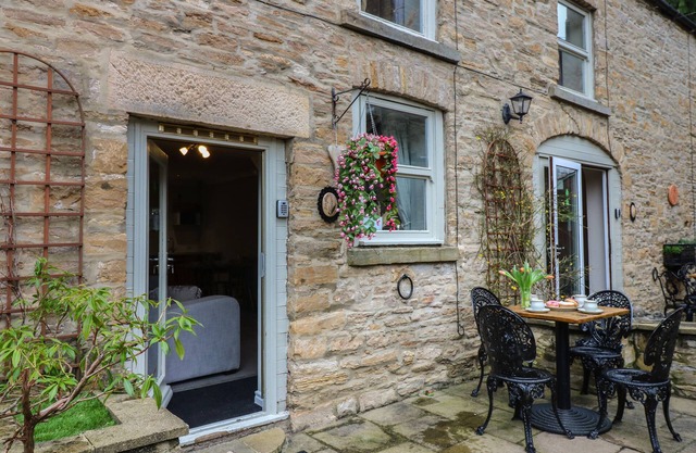 FOXGLOVE COTTAGE, pet friendly, character holiday cottage in Richmond