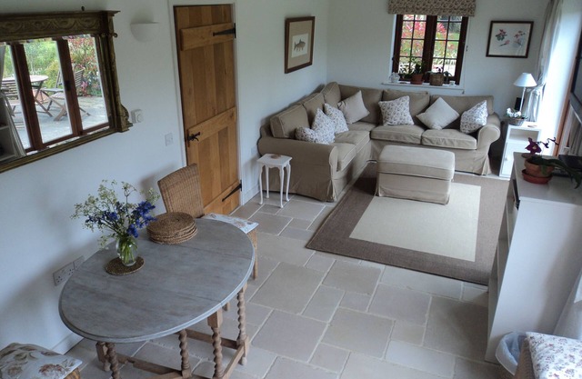 FOXGLOVE. Luxury 5 star cottage in AONB. Beach/harbour. Sleeps 4 in 2 bedrooms