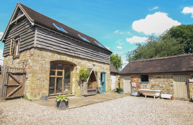 FOXHOLES BARN, pet friendly, with a garden in Cleobury Mortimer