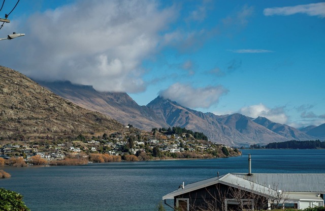 Frankton Arm Vista - Queenstown Holiday Home