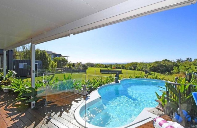 Fraser Coast, Modern Container Home + Cabin, Pool, Pets ok, Boat Ramp 5min