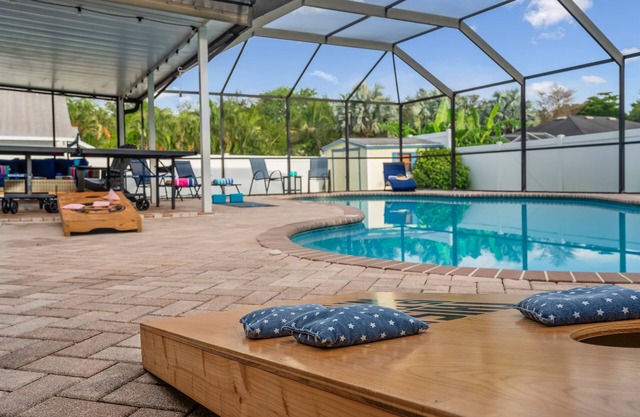 Free 5th Night! Stay 4 in Sept/Oct – Heated Pool, Hot Tub, 10 Min to Beach