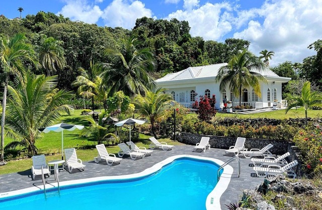 FREE Breakfast & FREE Parking! 3 Suites Close to Folly Lighthouse! Pool Onsite!