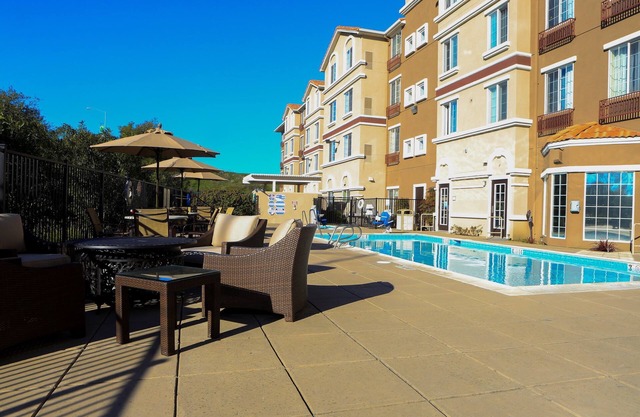 Free Breakfast. Free Shuttle. Outdoor Pool & Hot Tub. Studio Near Downtown San Jose.