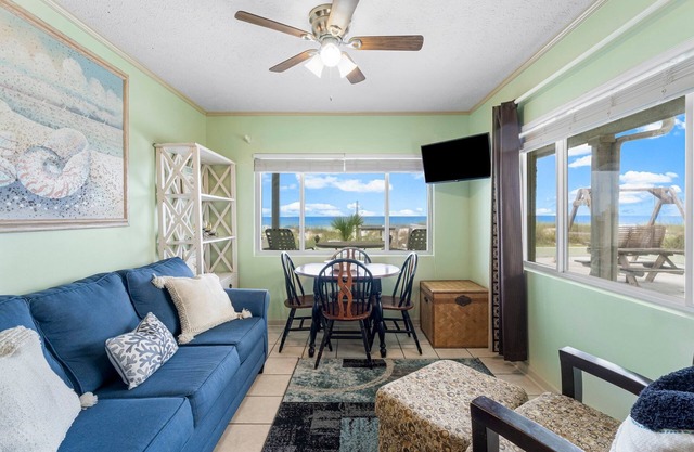 FREE Golf&Tix! Updated, Cozy Beachfront Bargain, Amazing Views, Pool & Grills