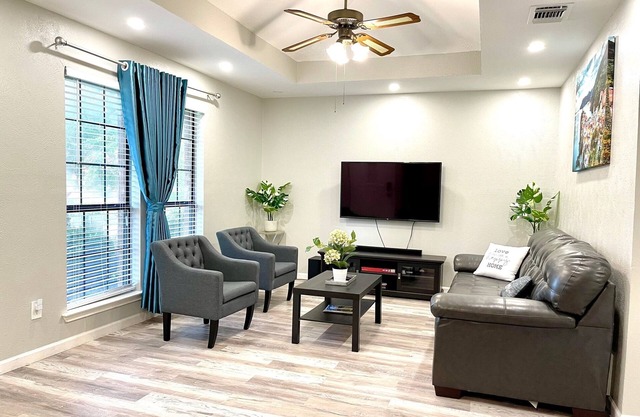 Free high speed internet/hulu/parking fully renovated/nice/cozy FULL DUPLEX