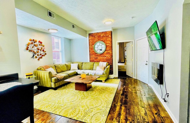 FREE Off St PARK Next to AGH+King Bed*Walk To All*