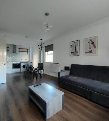 Free Parking 4 Beds Flat 15 min train to Victoria London Bridge St Paul Cathedral