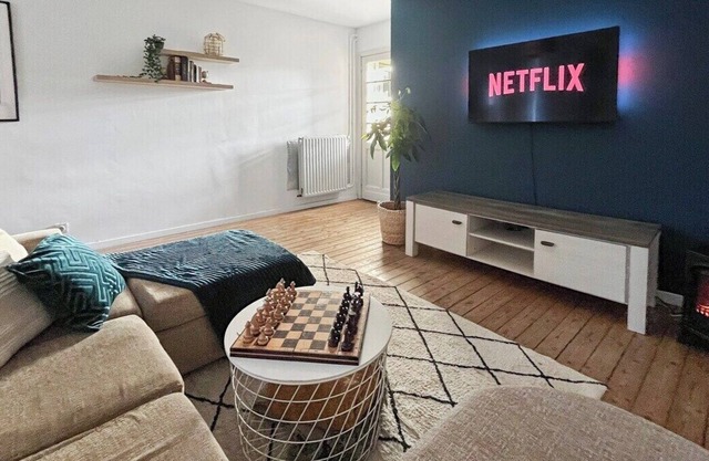 FREE Parking+Bikes, 5mins to Station, w/Netflix 4K
