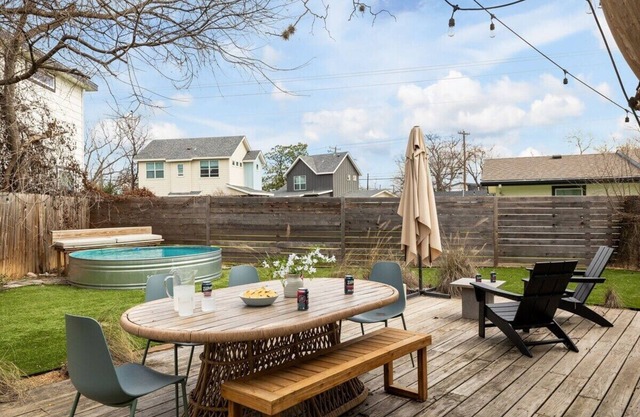 Free Parking, East Austin, Cowboy Pool - Leslie