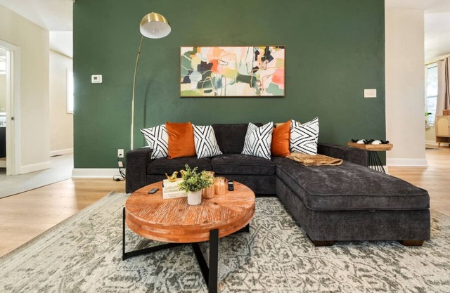 FREE Parking+Games+BBQ+Netflix Near Bakery Square