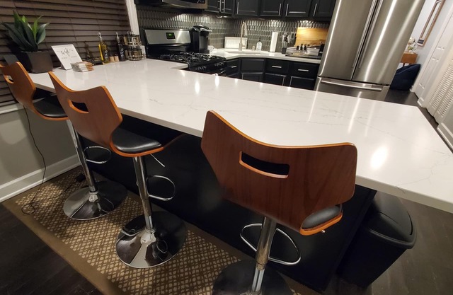 Free Parking & Wifi in Bucktown/Logan Square Apt, Close to Everything!