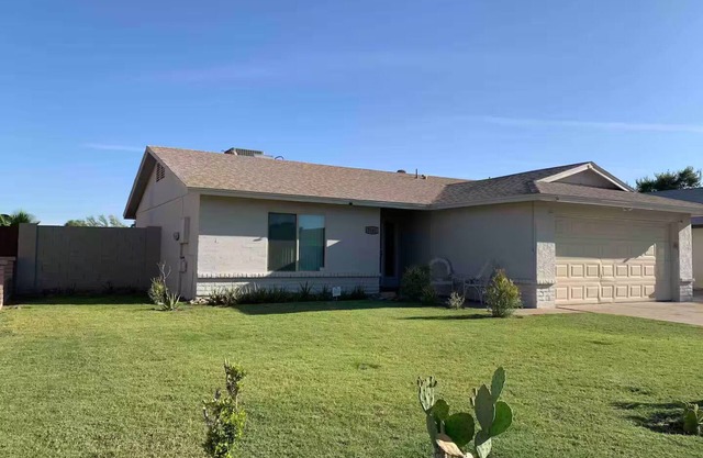 Free RV parking, two car garage, fenced backyard, minutes to Westgate