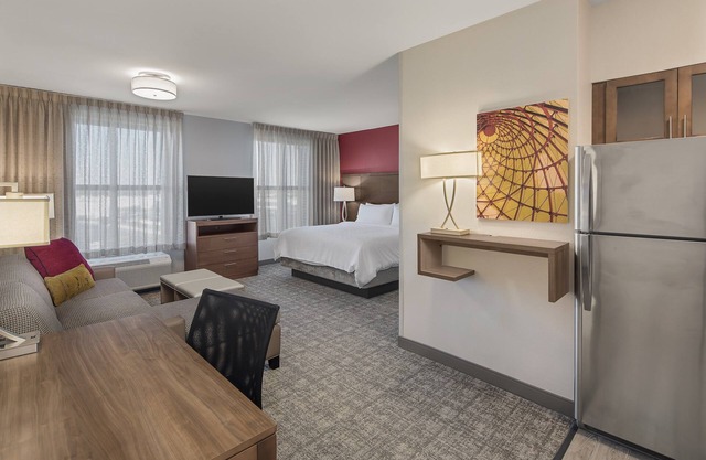 Free Wi-Fi, Free Breakfast + Outdoor Pool. King Studio Near Florence Center.