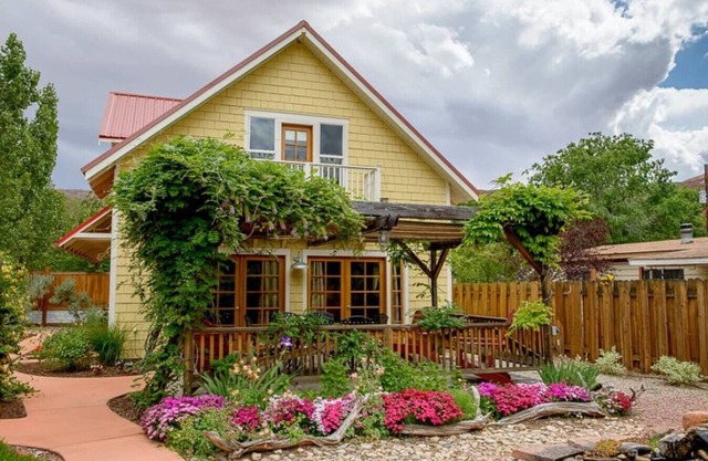 French Quarter Garden Cottage - Downtown, Hot Tub