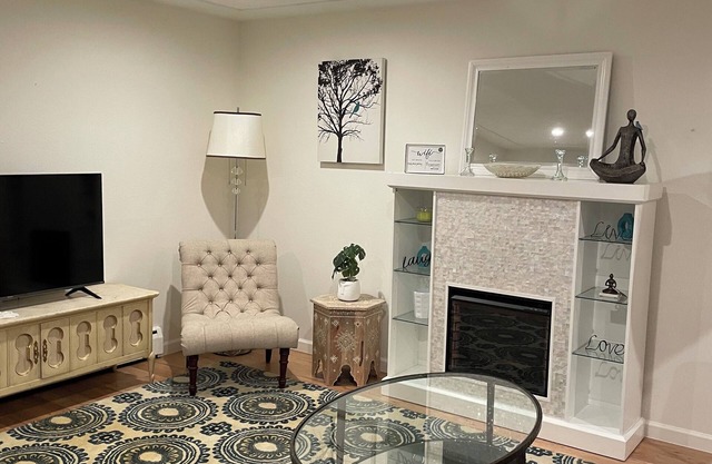 Freshly remodeled MCM quiet oasis near parks, restaurants & shopping