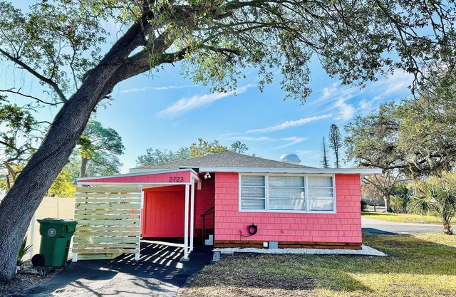 Freshly renovated 2-bedroom house in beautiful Bradenton with WiFi, AC