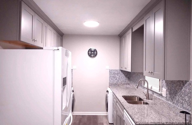 FRESHLY RENOVATED 2 BEDROOM DUPLEX
