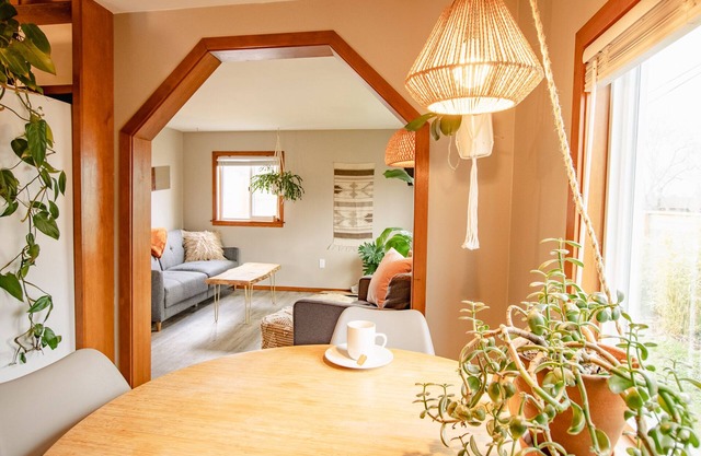 Friendly Alley Bungalow~Private Oasis Close to UO