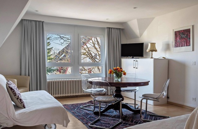 Friendly Holiday Apartment "Alpenrose" near the Old Town with Balcony and Garden