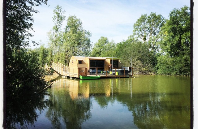 Frogs floating cabin with private spa