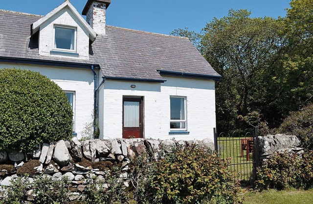 From this delightful cottage enjoy magnificent sea views.