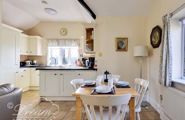 FROME LODGE HOUSE, pet friendly, with open fire in Frome Whitfield
