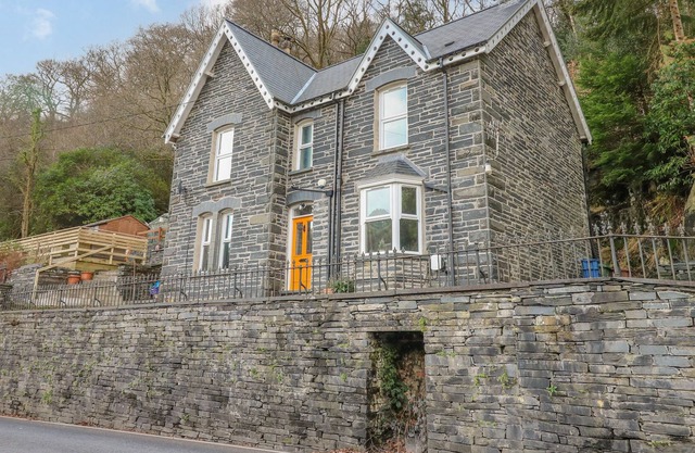 FRON GOCH, pet friendly, character holiday cottage in Corris