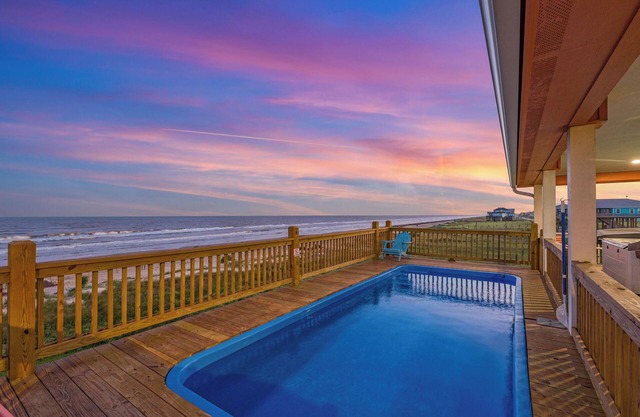 Front Row Pool - chilled & heated - hot tub- beachfront