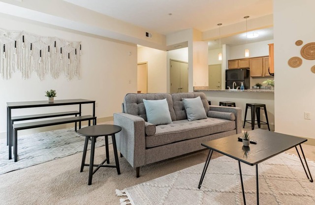 Frontdesk | 1 BR Apt close to the National Aviary