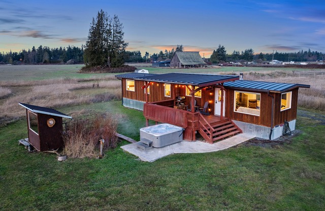 Frontier Farmhouse,Cal-K,Sauna, HT, MountainViews