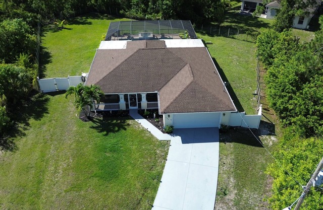 Ft Myers-LeHigh Acres -free standing hot tub, Spa, Heated salt water pool.