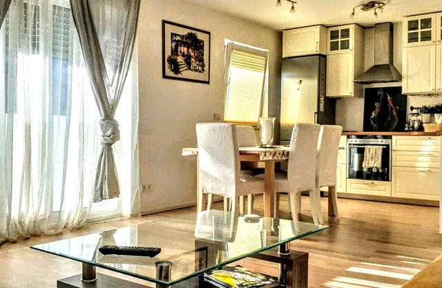Full Apt, 2 BedRm, 2 bathRm. by ICM,15/20 min to CityCenter/Oktoberfest, Parking