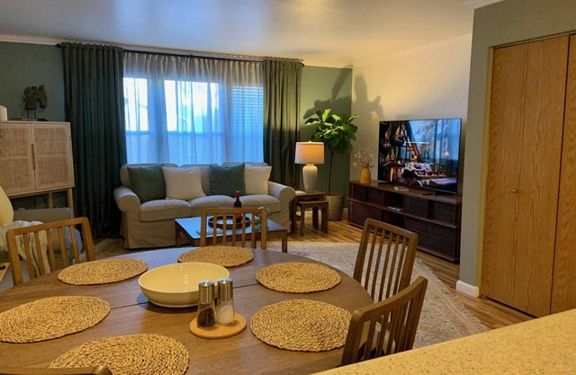 Full furnished 2 bedrooms townhouse apartment at midtown Sacramento, California.