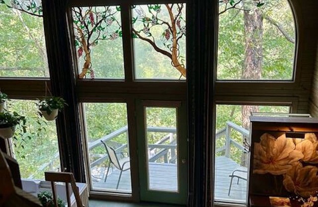 Full Glass Front Eureka Springs Cabin with 20+ mile views from our Mountain Top