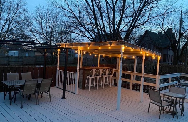 Full house in PdC w/large deck - only blocks from downtown & the Mississippi!