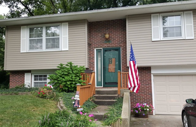 Full House Just Steps Away from Missouri River, Katy Trail, Shopping & More!