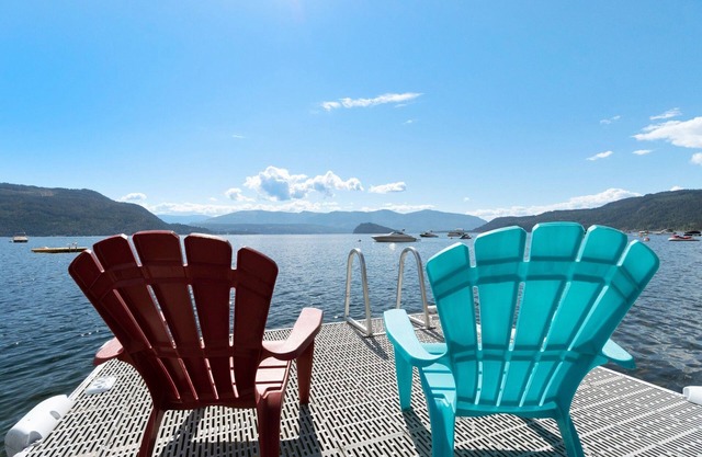 Full Lake Front Cabin on the Shuswap! Sleeps 13