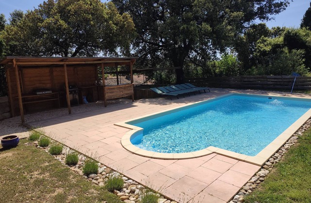 Full nature, private pool, between AVIGNON and UZES, Mas authentic Provence