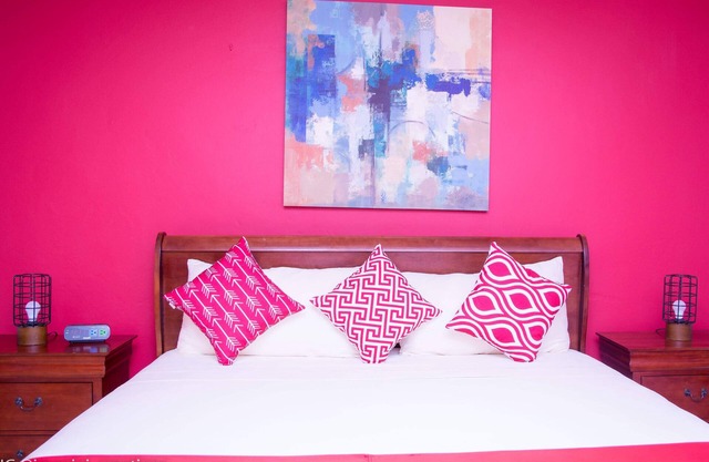 Fully AC'ed, Quite Neighbor, Kingston Prime location, King Bed, Wifi, Cable,Gate