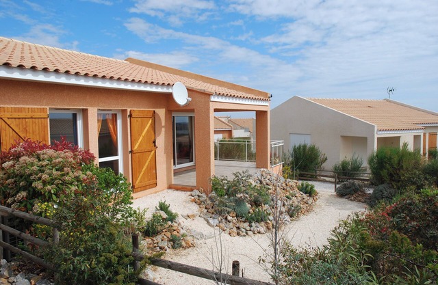 Fully Air-Conditioned Villa, Sleeps 6, Pools, Wi-Fi, Mediterranean Sea Views