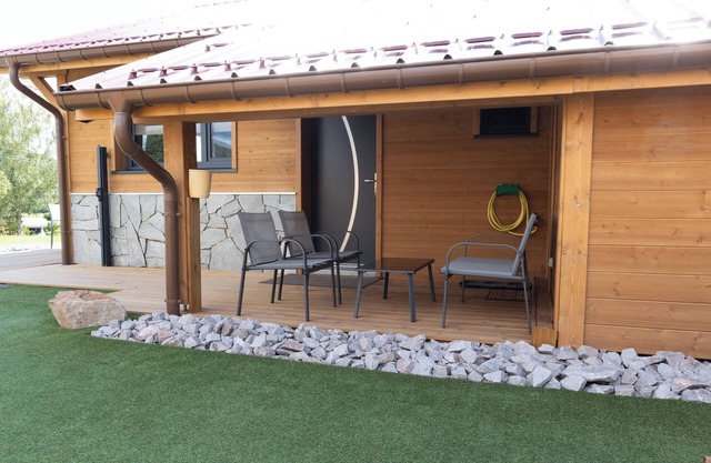 Fully equipped 2022 chalet. quality bedding. private spa and outdoor area.