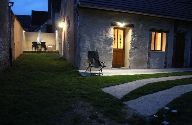 Fully-equipped, lively house with West Indian caterer in Burgundy near Chablis