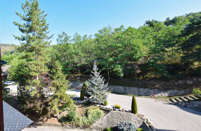 Fully equipped studio with swimming pool, gym and large green spaces.